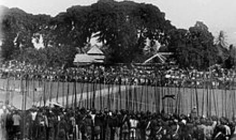 Suasana Rampokan Macan di alun-alun pusat kekuasaanJawa tahun 1900-an.