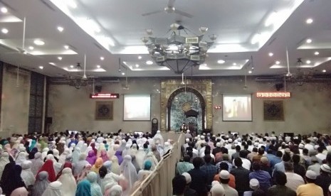 Suasana rangkaian shalat gerhana bulan di Masjid Agung Sunda Kelapa (MASK) Jakarta, Rabu (31/1) malam.