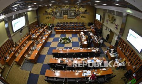 Suasana rapat kerja bersama Kementerian Kesehatan, Komite Penanganan Covid-19 dan Pemulihan Ekonomi Nasional (KPC PEN), dan Komisi IX di kompleks Parlemen, Senayan, Jakarta, Rabu (23/3/2022). Rapat tersebut membahas persiapan pemerintah dalam masa transisi pandemi menuju endemi COVID-19 sekaligus kebijakan pemerintah terkait vaksinasi sebagai upaya penanggulangan COVID-19. 