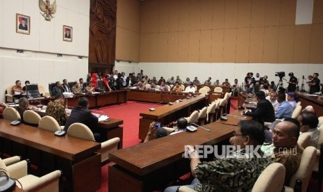 Suasana rapat panitia khusus angket KPK di Kompleks Parlemen,Jakarta, Senin (19/6).