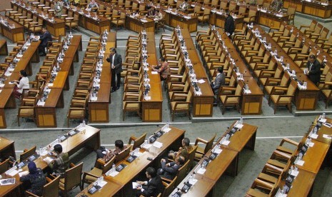 Suasana rapat paripurna DPR pembukaan masa sidang II Tahun 2016/2017 di Kompleks Parlemen Senayan, Jakarta, Rabu (16/11). Paripurna yang dihadiri 273 anggota DPR tersebut mengusung agenda utama pengesahan Pansus RUU Penyelenggaraan Pemilu. 