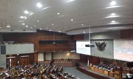 Suasana rapat Paripurna DPR terkait pengambilan keputusan Perppu Ormas, Selasa (24/10).