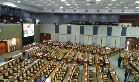 Suasana rapat paripurna ke-9 Masa Sidang I 2019-2020 di Kompleks Parlemen Senayan, Jakarta, Selasa (17/9). 