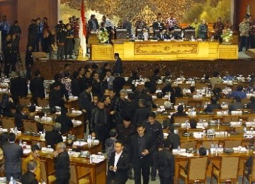 Suasana rapat paripurna yang membahas RUU tentang Perubahan UU No.22 Tahun 2011 tentang APBN 2012 terkait subsidi BBM di Gedung DPR-MPR, Senayan, Jakarta, Jumat (31/3).