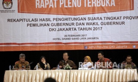  Suasana rapat pleno rekapitulasi penghitungan sura tingkat provinsi Pilkada oleh KPU DKI Jakarta di Hotel Sahid Jaya, Jakarta, Ahad (26/2). 