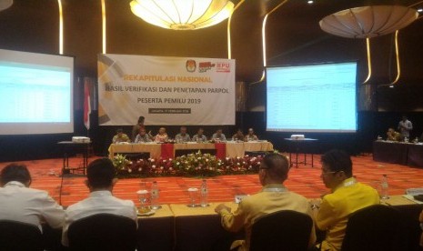 Suasana rapat pleno terbuka pembacaan hasil verifikasi parpol dan penelitian parpol peserta Pemilu 2019 di Grand Mercure Hotel, Jakarta Pusat, Sabtu (17/2).