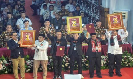 Suasana rapat pleno terbuka pengundian dan penerapan nomor urut pasangan calon gubernur dan wakil gubernur DKI Jakarta 2024 di Gedung KPU Provinsi DKI Jakarta, Senin (23/9/2024).