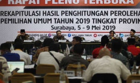 Suasana rapat pleno terbuka rekapitulasi hasil penghitungan perolehan suara Pemilu 2019 tingkat provinsi di Surabaya, Jawa Timur, Minggu (5/5/2019). KPU Provinsi Jawa Timur menggelar rapat pleno terbuka rekapitulasi perolehan suara pada Pemilu serentak 2019 yang dihadiri Bawaslu, jajaran tim pemenangan calon presiden dan wakil presiden, saksi dari partai maupun perwakilan saksi untuk calon anggota legislatif yang berlangsung hingga 9 Mei 2019. 