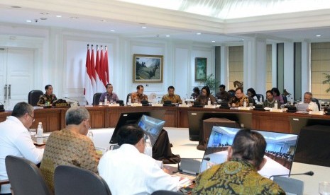 Suasana rapat terbatas di Istana Kepresidenan Jakarta, Senin (16/4). Rapat ini membahas penyediaan perumahan bagi ASN. 