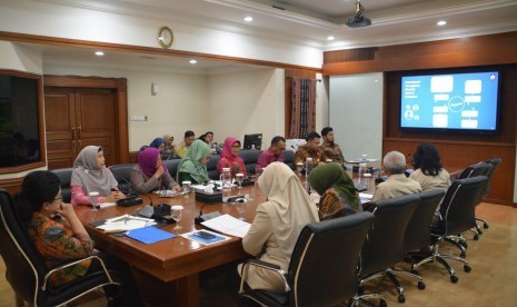 Suasana rapat terbatas sekaligus presentasi program unggulan kesehatan milik Pemprov NTB di ruang pertemuan Cut Mutia, Gedung Kemekes, Jakarta, Senin (5/8).