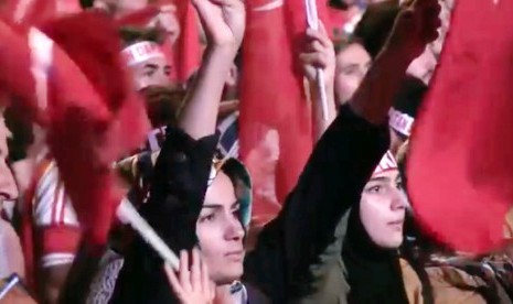 Suasana rapat umum ntuk mendukung demokrasi dan mengutuk upaya kudeta berdarah 15 Juli lalu di Turki