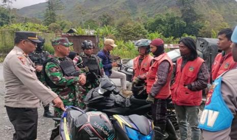 Suasana razia gabungan TNI/Polri di Kabupaten Puncak Jaya.