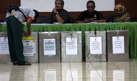 Suasana rekapitulasi surat suara Pileg di Kecamatan Senen, Jakarta Pusat, Rabu (16/4). ( Republika/ Yasin Habibi)