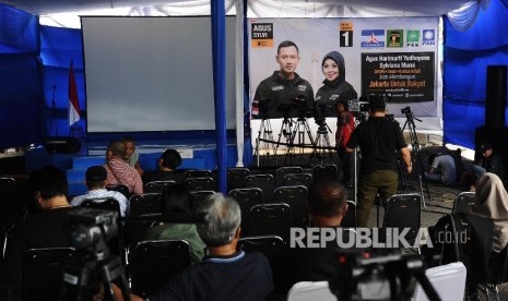  Suasana relawan pasangan calon Gubernur Agus-Silvy di posko pemenangan Wisma Proklamasi, Jakarta, Rabu (15\2).