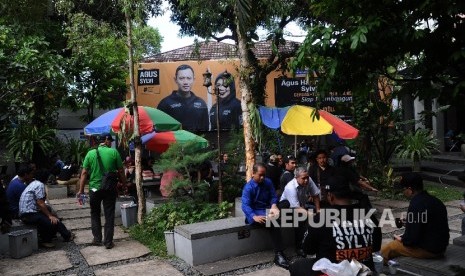  Suasana relawan pasangan calon Gubernur Agus-Silvy di posko pemenangan Wisma Proklamasi, Jakarta, Rabu (15\2).