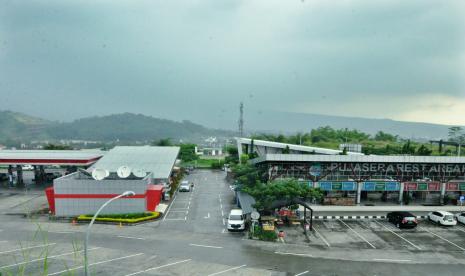 Suasana Rest Area KM 429 A ruas Tol Trans Jawa Segmen Semarang- Solo, di Ungaran, Kabupaten Semarang tampak lengang, Senin (25/5). Pengelola Rest Area ini menyebut pengunjung rest area pada Lebaran di masa pandemi ini turun hingga 90 persen.