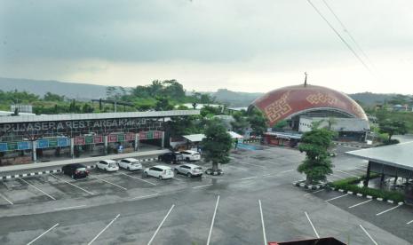 Suasana Rest Area KM 429 A ruas Tol Trans Jawa Segmen Semarang- Solo, di Ungaran, Kabupaten Semarang tampak lengang, Senin (25/5). Pengelola Rest Area ini menyebut pengunjung rest area pada Lebaran di masa pandemi ini turun hingga 90 persen.