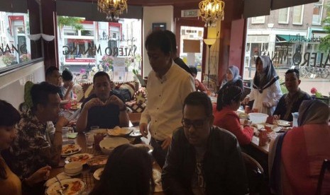 Suasana Resto Salero Minang Den Haag, Belanda, pekan lalu.