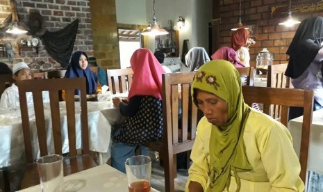 Suasana restoran gratis untuk fakir miskin dan yatim piatu di Banyuwangi.