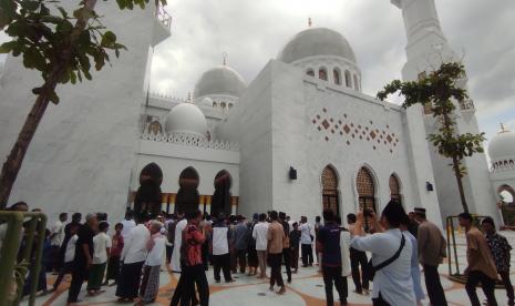 Suasana ribuan warga padati Masjid Raya Shiekh Zayed Solo untuk shalat Jumat, (3/3/2023).