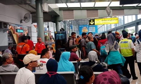 Suasana ruang keberangkatan penumpang kereta, di Stasiun Pasar Senen, Jakarta, Ahad (2/6). Pada H-3, penumpang KA di stasiun ini tembus 26.500 penumpang. 