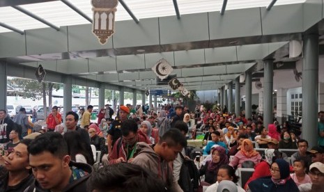 Suasana ruang keberangkatan penumpang kereta, di Stasiun Pasar Senen, Jakarta, Ahad (2/6). Pada H-3, penumpang KA di stasiun ini tembus 26.500 penumpang. 