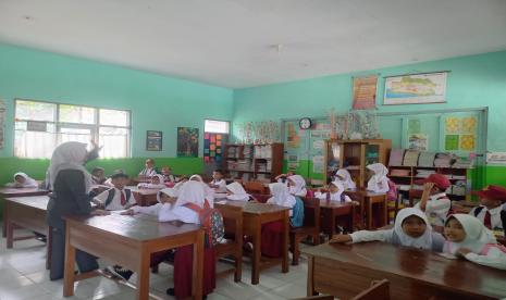 Suasana ruang kelas I SDN 2 Pengadilan, Kecamatan Tawang, Kota Tasikmalaya, pada hari pertama masuk sekolah, Senin (18/7/2022). 