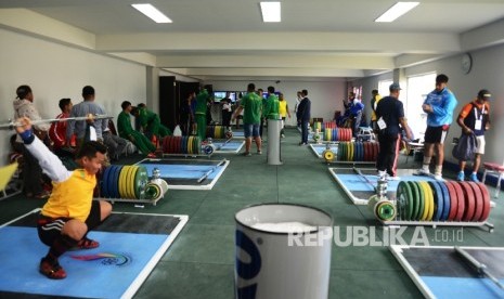 Suasana ruang pemanasan atlet angkat besidi GOR Sabilulungan Sijalak Harupat, Bandung (Ilustrasi)