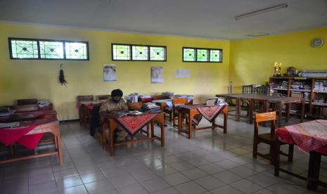 Suasana ruang pendaftaran Sekolah Menengah Pertama (SMP) PGRI Jekulo di Desa Jekulo, Kudus, Jawa Tengah, Senin (6/7/2020). Pihak sekolah SMP swasta tersebut mengatakan kekurangan siswa akibat semakin banyaknya lembaga penyelenggara pendidikan meskipun sekolah itu memberikan fasilitas seragam dan SPP gratis dan jumlah murid saat ini hanya 22 orang untuk kelas 8 dan 9 sedangkan kelas 7 masih kosong atau belum ada pendaftar meskipun Penerimaan Peserta Didik Baru (PPDB) sekolah negeri sudah ditutup.