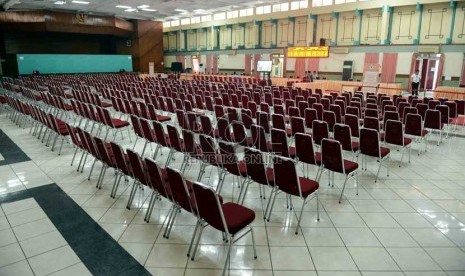 Suasana ruang penerimaan jamaah calon haji di ruang serba guna di Asrama Haji Pondok Gede, Jakarta, Ahad (8/9).     (Republika/Agung Supriyanto)