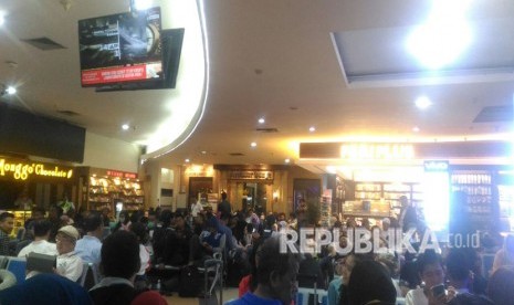 Suasana ruang tunggu Bandara Adisucipto, Yogyakarta saat 10 penerbangan ditunda keberangkatannya, Rabu (2/5).