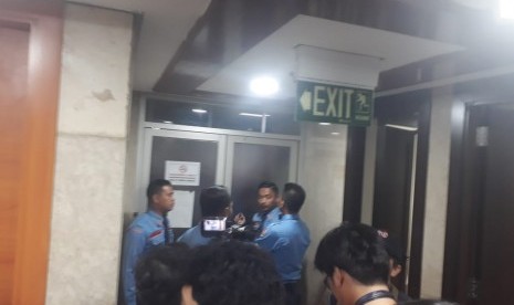 Ruangan anggota Fraksi Partai Golkar Bambang Heri dijaga ketat pascatembakan di Kompleks Parlemen Senayan, Jakarta, Senin (15/10).