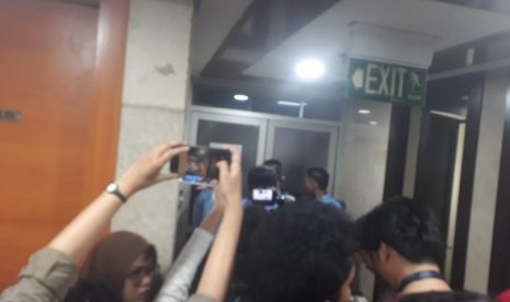 Ruangan anggota Fraksi Partai Golkar Bambang Heri dijaga ketat pascapenembakan di Kompleks Parlemen Senayan, Jakarta, Senin (15/10).