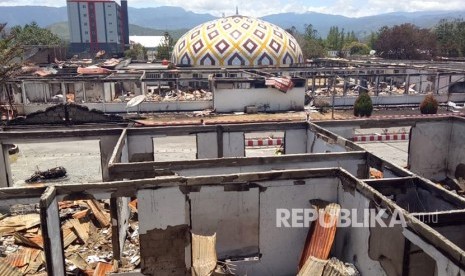 Suasana ruangan Kantor Bupati Jayawijaya yang terbakar saat aksi unjuk rasa di Wamena, Jayawijaya, Papua, Kamis (26/9/2019). 