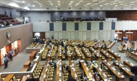 Suasana ruangan sidang paripurna yang kosong di Gedung Nusantara II saat terjadi aksi walk out sejumlah anggota DPT saat membahas hak angket KPK, Jumat (28/4)