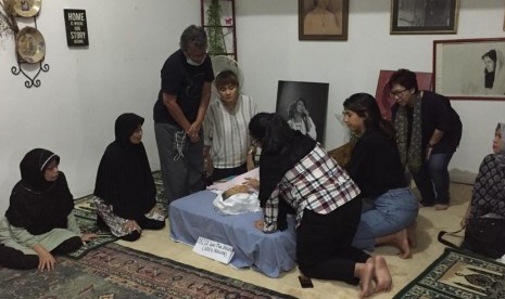 Suasana rumah duka Ade Irawan di Lebak Bulus, Jakarta Selatan pada Jumat (17/1).