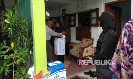 Suasana rumah duka almarhum Amir Effendi Siregar di Kelurahan Baciro, Kecamatan Gondokusuman, Kota Yogyakarta, Kamis (25/1).  Tokoh pers dan mantan pemimpin Warta Ekonomi itu berpulang pada Kamis pagi sekitar pukul 04.20 di RS Bethesda Kota Yogyakarta. 