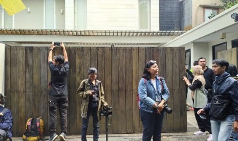 Suasana rumah duka Ashraf Sinclair, suami dari penyanyi Bunga Citra Lestari di Pejaten, Pasar Minggu, Jakarta, Selasa (18/2). 