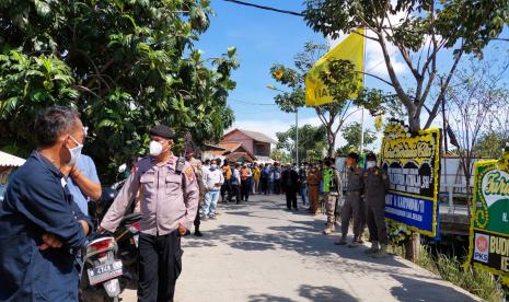 Kemendagri meminta gubernur Jabar proses pemberhentian bupati Bekasi. Suasana rumah duka Bupati Bekasi, Eka Supria Atmaja, Senin (12/7). 