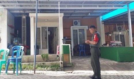 Suasana rumah duka Kapten Cpn Bambang Saputra, Perum Grand Panorama blok C1/ No 1, RT 01/RW 14 Kelurahan Pudakpayung, Kecamatan Banyumanik, Kota Semarang, masih terlihat lengang, pada Senin (17/2).  Kapten Cpn Bambang Saputra (flight engineering) merupakan satu dari 12 korban kecelakaan Helikopter MI 17 HA 5138 TNI AD, di kawasan pegunungan Mandala, Distrik Oksop, Kabupaten Pegunungan Bintang, Papua pada 28 Juni 2019 lalu.