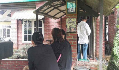 Suasana rumah duka vokalis Koes Bersaudara yang kemudian dikenal dengan Koes Plus Yon Koeswoyo di Jalan Salak Raya, Pamulang, Jumat (5/1). 