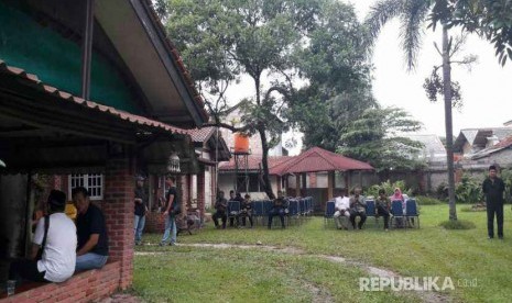 Suasana rumah duka vokalis Koes Bersaudara yang kemudian dikenal dengan Koes Plus Yon Koeswoyo di Jalan Salak Raya, Pamulang, Jumat (5/1). 