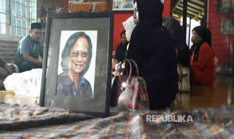 Suasana rumah duka vokalis Koes Bersaudara yang kemudian dikenal dengan Koes Plus Yon Koeswoyo di Jalan Salak Raya, Pamulang, Jumat (5/1). 