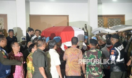 Suasana rumah jenazah RSPAD ketika jenazah BJ Habibie di berangkatkan ke rumah duka,Jakarta,Rabu (11/9).