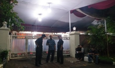 Suasana rumah kediaman almarhum presiden ketiga Republik Indonesia BJ Habibie, di Jalan Patra Kuningan 13, Jakarta Selatan, Jumat malam (20/12).