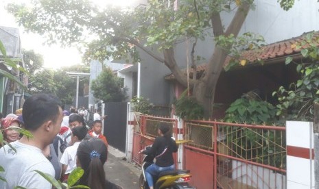 Suasana rumah milik Neneng Hatidjah, warga gang Nusa Indah VI, RT 07/17 Kelurahan Melong Kecamatan Cimahi Selatan, Kota Cimahi masih ramai didatangi warga yang ingin melihat langsung, Rabu (31/1). Dua kerangka mayat ditemukan kemarin pagi, Selasa (30/1).