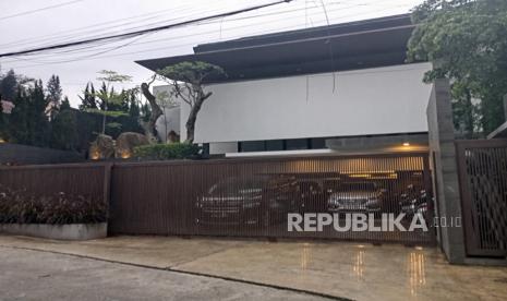 Suasana rumah Ridwan Kamil di Jalan Ciumbeuleuit, Kelurahan Ciumbeuleuit, Kecamatan Cidadap, Kota Bandung terpantau sepi pascakabar KPK melakukan penggeledahan di rumah tersebut kaitan dugaan korupsi dana iklan Bank BJB, Senin (10/3/2025). 