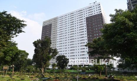 Suasana rumah susun sederhana milik (Rusunami) Klapa Village yang merupakan hunian dengan program DP (uang muka) nol rupiah di Pondok Kelapa, Jakarta, beberapa waktu lalu. Pemerintah Provinsi DKI Jakarta menaikkan syarat batas maksimal penghasilan untuk mendapatkan manfaat program pembelian hunian dengan DP nol rupiah dari Rp 7 juta menjadi Rp 14,8 juta mengikuti kebijakan pemerintah pusat tentang Masyarakat Berpenghasilan Rendah (MBR).