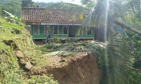 Suasana rumah terdampak bencana tanah longsor di Kampung Mekarsari, Dusun Bakompasir, Desa Cikubang, Kecamatan Taraju, Kabupaten Tasikmalaya, Selasa (23/6). Longsor terjadi di wilayah itu pada Jumat (19/6) membuat 30 rumah warga terdampak. Akibatnya, sebanyak 30 KK atau 94 jiwa mengungsi.