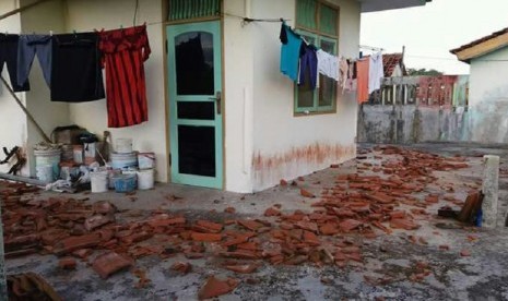 Suasana rumah warga di Kampung Cisaat Desa Sindangkerta, Kecamatan Cipatujah, Kabupaten Tasik, Sabtu (16/12). Genting rumah banyak mengalami kerusakan akibat gempa.